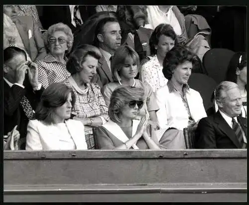 Fotografie Lady Di, Prinzessin Diana nebst ihrer Schwester Lady Jane Fellowes in Wimbledon, 1984, Grossformat 25 x 20cm