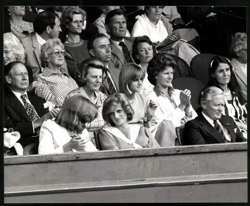 Fotografie Schnappschuss Lady Di in Wimbledon, Prinzessin Diana mit ihrer Schwester Lady Jane Fellowes, 1984, 25 x 20cm