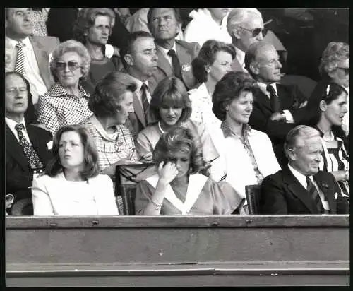 Fotografie Diana Spencer Princes of Wales mit ihrer Schwester Lady Jane Fellowes in Wimbledon, 1984, 25 x 20cm