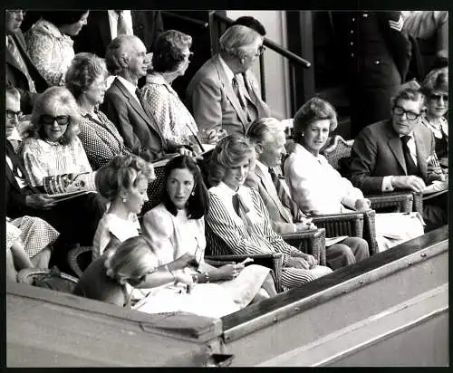 Fotografie Prinzessin Diana Specer nebst Freundinnen bei Wimbledon in der Royal Box, Grossformat 25 x 20cm