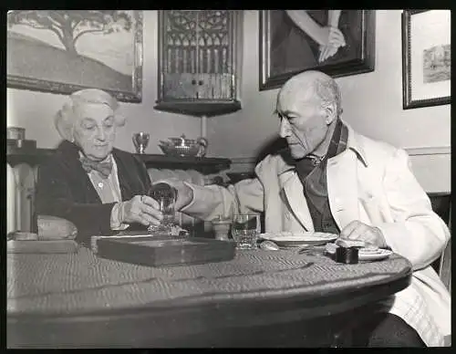 Fotografie Interfoto, Venezia, Französicher Schriftsteller Andre Gide mit Madame van Rysselberghe beim Abendbrot