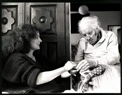 Fotografie britischer Schriftsteller Robert Ranke Graves im hohen Alter mit Pflegerin, Grossformat 25 x 19cm