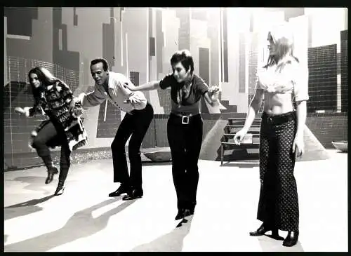 Fotografie Harry Belafonte beim Tanz im Fernsehstudio, Grossformat 29 x 20cm