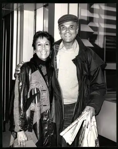 Fotografie Schauspieler und Sänger Harry Belafonte mit seiner Frau Julia Robinso, Grossformat 20 x 25cm