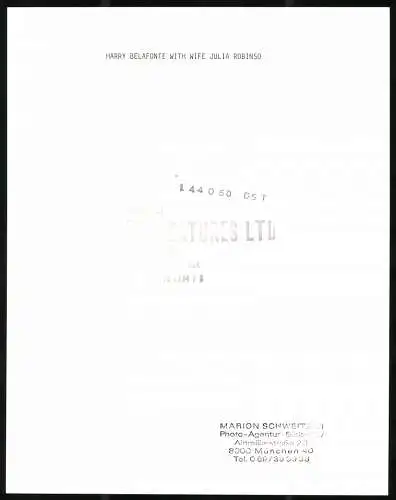 Fotografie Schauspieler und Sänger Harry Belafonte mit seiner Frau Julia Robinso, Grossformat 20 x 25cm