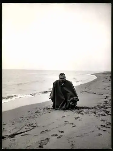 Fotografie italienischer Schriftsteller, Curzio Malaparte mit seinem Hund Cecco am Strand von Forte dei Marmi