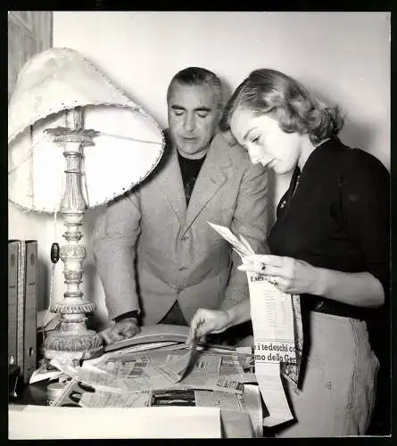 Fotografie ital. Schriftsteller Curzio Malaparte durchstöbert Zeitungen mit Kritiken über Ihn