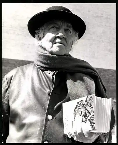 Fotografie britischer Schriftsteller Robert Graves mit einem Stapel seiner Bücher Poem of Shkespeare in der Hand
