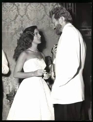Fotografie Schauspielerin Anna Maria Ferrero im Gespräch mit Kirk Douglas im Palazzo Volpi