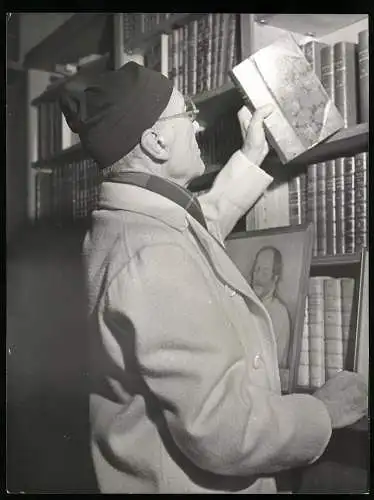 Fotografie Andre Gide, Schrifsteller stehend an seinem Bücherregal