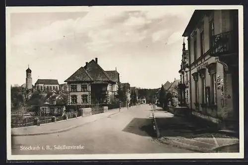 AK Stockach i. B., Schillerstrasse mit Gasthaus zur Fortuna und Turm