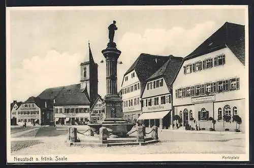 AK Neustadt /Saale, Marktplatz mit Kaufhaus G. Reis und Säulendenkmal