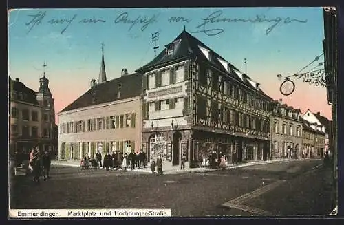 AK Emmendingen, Marktplatz u. Hochburger Strasse, mit kleiner Versammlung, Kirchturm