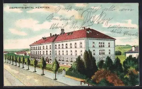 Künstler-AK Kempten / Allgäu, Distrikts-Spital mit Strasse und umliegenden Gebäuden