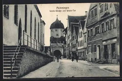 AK Memmingen, Westerstrasse mit Wester-Tor, Ladengeschäft