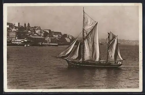 AK Vigo, Segelboot mit Ortsansicht