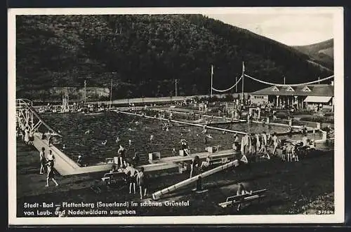 AK Plettenberg /Sauerland, Stadt-Bad von Laub- und Nadelwäldern umgeben