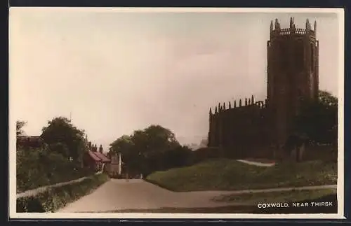 AK Coxwold /Thirsk, Ortspartie mit Kirche