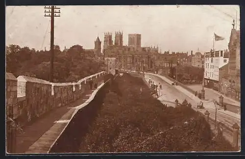 AK York, Blick von der Stadtmauer auf das Schloss