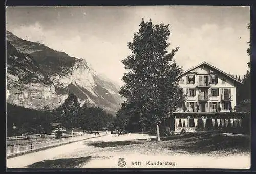 AK Kandersteg, Strassenpartie mit Bergen