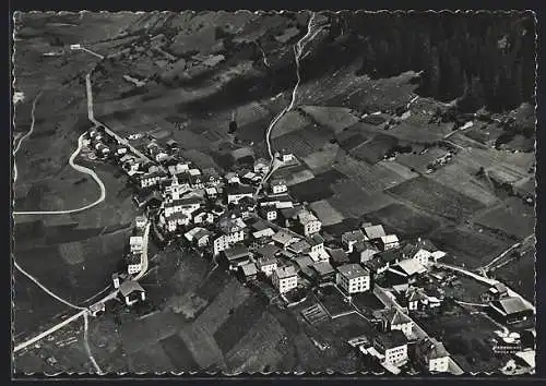 AK Tinizong an der Julier-Route, Teilansicht mit Strassenpartie, Fliegeraufnahme