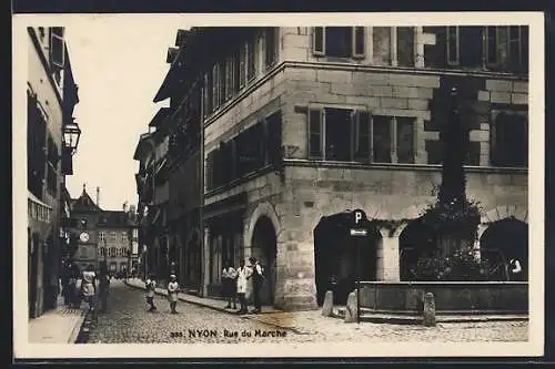 AK Nyon, Rue du Marche mit Springbrunnen