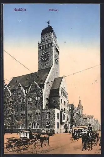 AK Berlin-Neukölln, Rathaus mit Kutschen und Strassenbahn