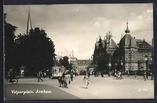 AK Arnhem, Velperplein, Panorama mit Kirchen u. Strassenbahn