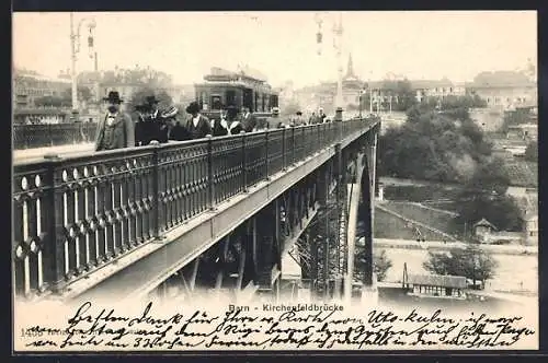 AK Bern, Kirchenfeldbrücke mit Strassenbahn und Passanten