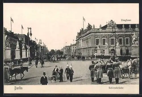 AK Berlin, Unter den Linden an der Schlossbrücke, salutierende Soldaten
