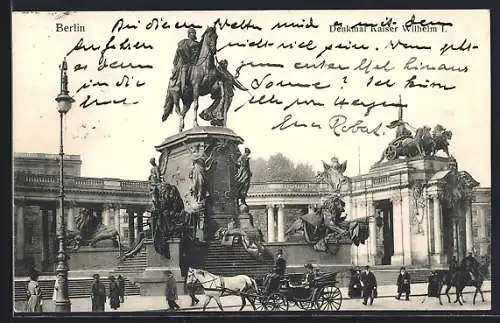 AK Berlin, Denkmal Kaiser Wilhelm I., Passanten und Kutsche
