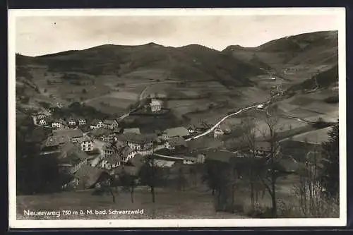 AK Neuenweg /bad. Schwarzwald, Ortsansicht mit Bergpanorama