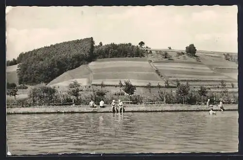 AK Lippersdorf-Erdmannsdorf /Thür., Wasserpartie mit Badegästen
