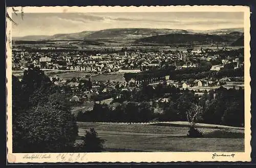 AK Saalfeld /Saale, Ortsansicht mit Bergpanorama