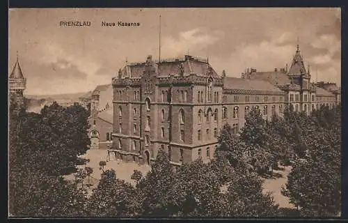 AK Prenzlau, Neue Kaserne mit Hof u. Turm aus der Vogelschau