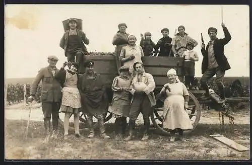 Foto-AK Bechtheim /Rheinhessen, Weinlese, Wagen mit fröhlichen Erntearbeitern vor Weinreben, 1929