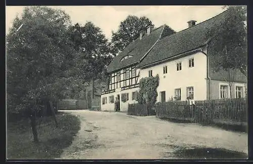 AK Hermsdorf bei Dresden, Gasthaus Schloss-Brauerei-Schänke mit Strasse