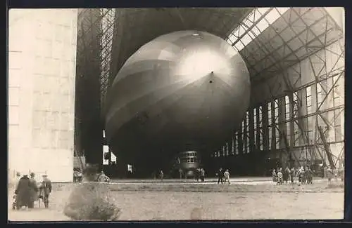 AK Zeppelin, Luftschiff Graf Zeppelin in der Halle