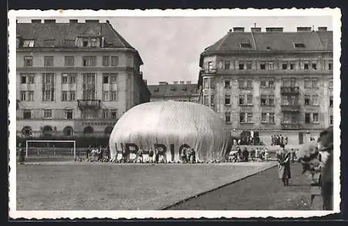 Foto-AK Wien, Ballon HB-BIG auf einem Sportplatz