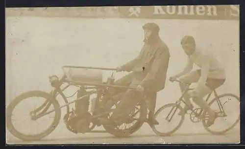 Foto-AK Steherrennen, Radsport Fahrrad wird von Motorrad angezogen
