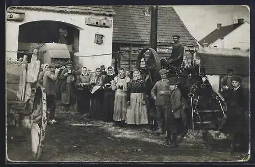 Foto-AK Lokomobil, Bauern treiben Dreschmaschine mit Lokomobil an