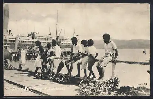 AK Suva, Einheimische stehend wartend am Pier, Fiji Islands