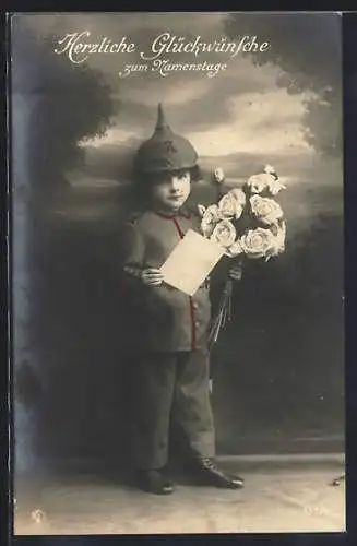 AK Kleiner Soldat mit Pickelhaube und Blumenstrauss, Glückwunsch zum Namenstag