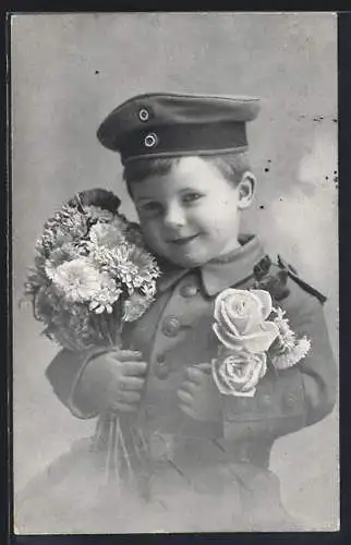 Foto-AK Kleiner Soldat in Uniform mit Blumenstrauss