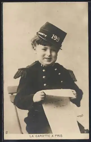 AK Kleiner Soldat mit Schirmmütze Reg. No. 199 liest einen Brief