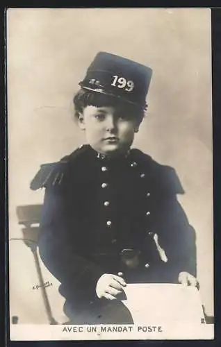 AK Kleiner Soldat mit Schirmmütze Reg. No. 199 liest einen Brief