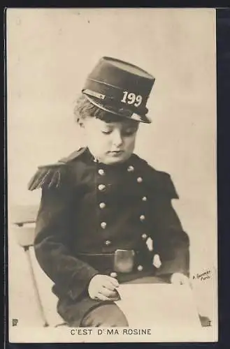 AK Kleiner Soldat mit Schirmmütze Reg. No. 199 liest einen Brief
