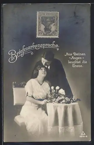 AK Briefmarkensprache, Pärchen am Tisch, Briefmarke, Aus Deinen Augen leuchtet die Treue