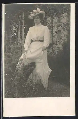 AK Junge Frau im weissen Kleid mit Schirm