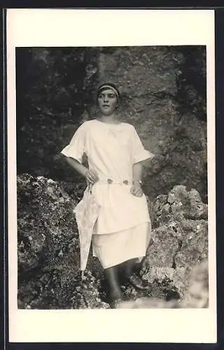 Foto-AK Junge Frau im weissen Kleid mit Schirm